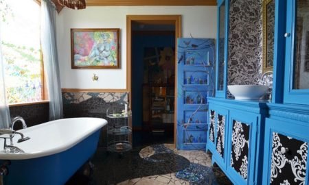 brilliant-bathroom-in-blue-with-gorgeous-wall-art